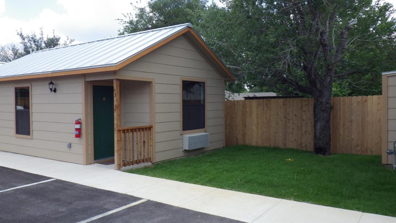 Brush Country Lodge Плезънтън Екстериор снимка