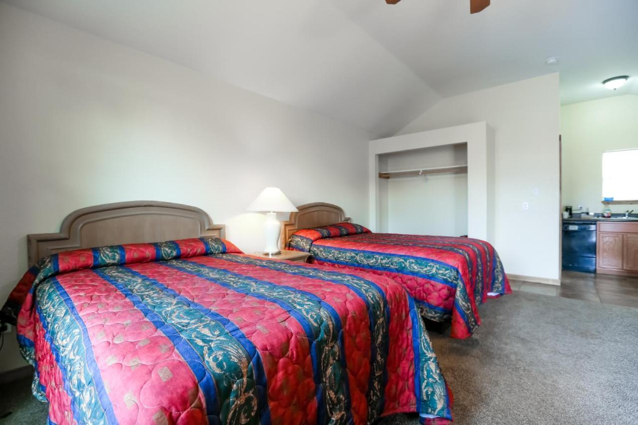 Brush Country Lodge Плезънтън Екстериор снимка