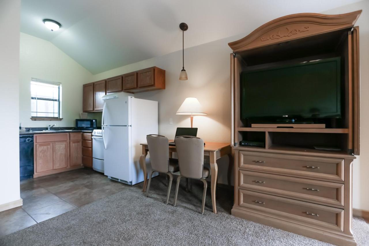 Brush Country Lodge Плезънтън Екстериор снимка
